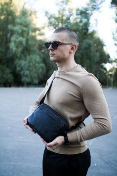 Чоловіча бананка з натуральної шкіри чорна SKILL EX-009